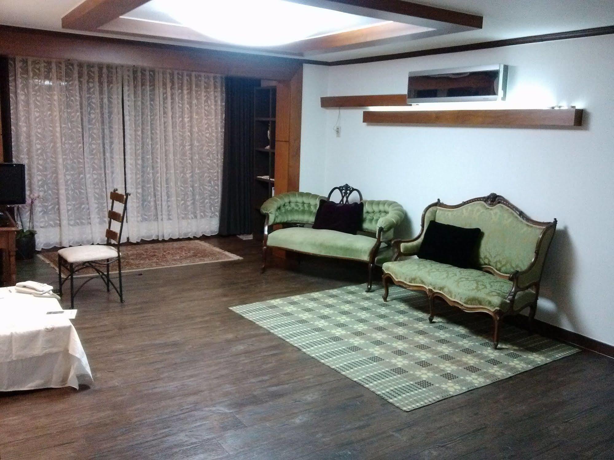 K Star Road Guesthouse - Hostel 서울특별시 외부 사진